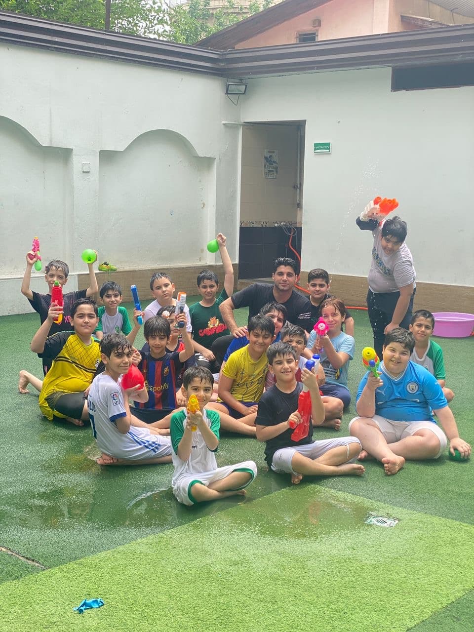 زنگ تفریح و بازی کلاس تابستانه گل پسرهای خرد